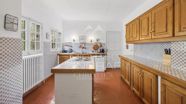 Image No.9-6 Bed House for sale