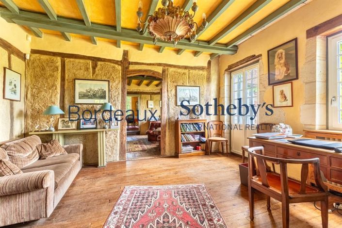 Image No.11-6 Bed Property for sale
