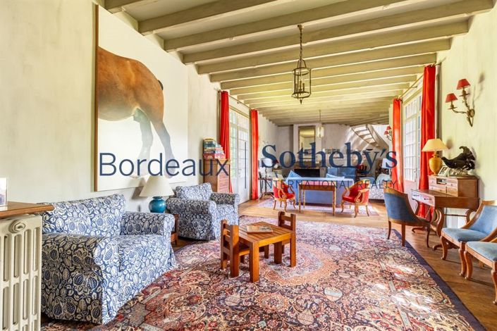Image No.16-6 Bed Property for sale
