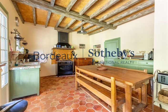 Image No.17-6 Bed Property for sale
