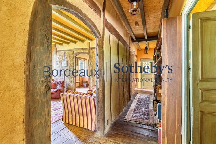 Image No.18-6 Bed Property for sale