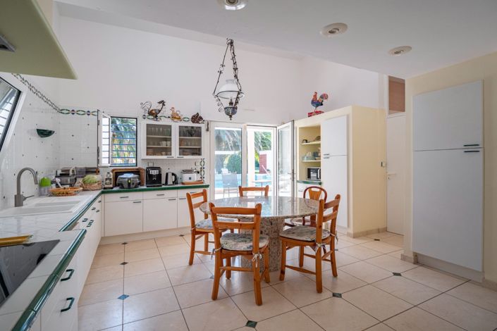 Image No.8-4 Bed House for sale