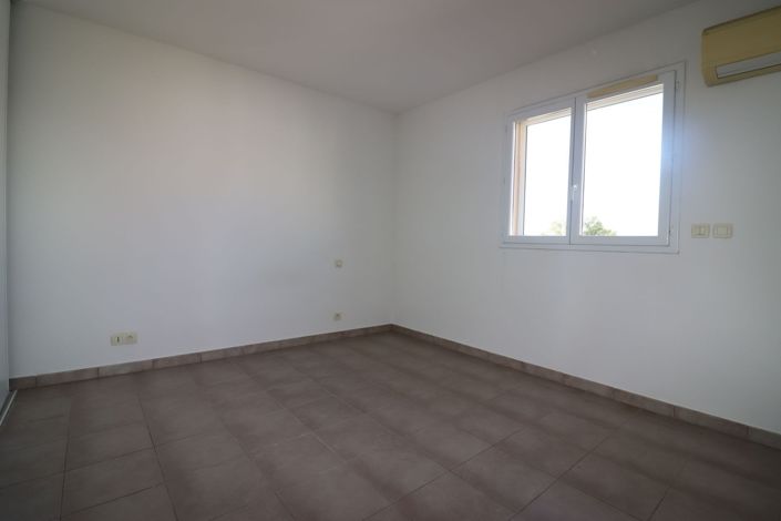Image No.10-3 Bed House for sale