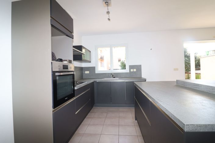 Image No.8-3 Bed House for sale