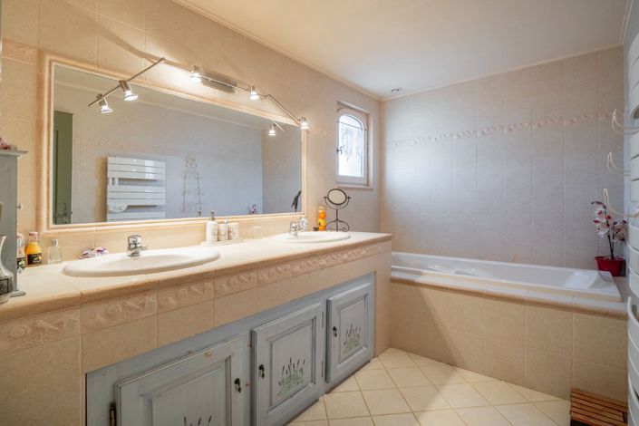 Image No.12-5 Bed House for sale