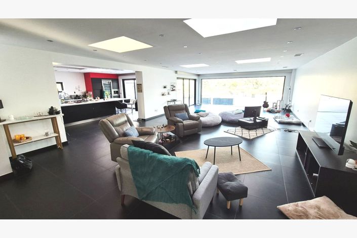 Image No.6-5 Bed House for sale
