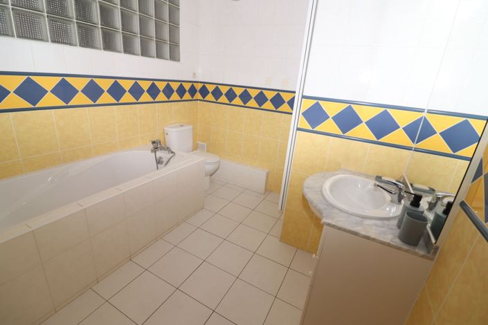Image No.12-6 Bed House for sale