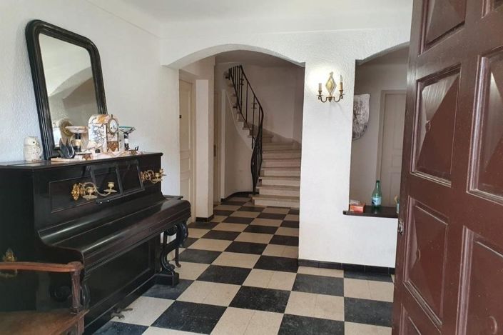 Image No.6-6 Bed House for sale