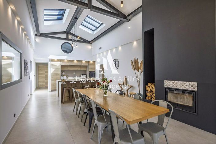 Image No.5-8 Bed House for sale