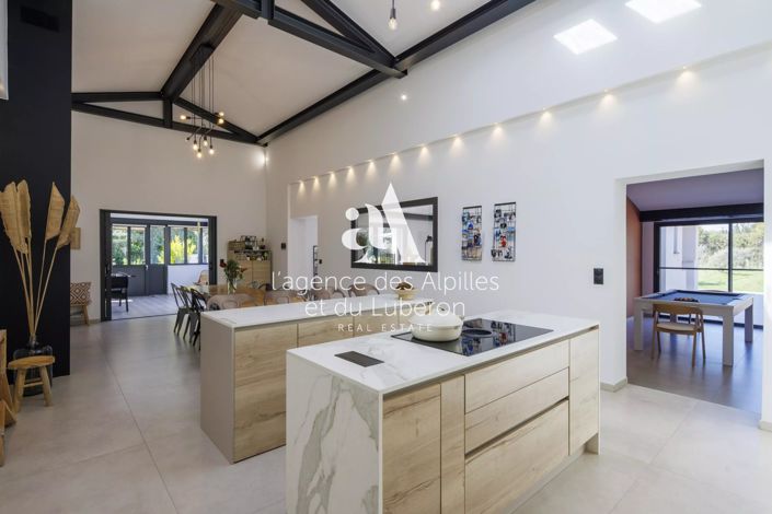 Image No.6-8 Bed House for sale