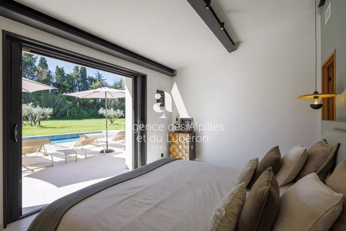 Image No.7-8 Bed House for sale