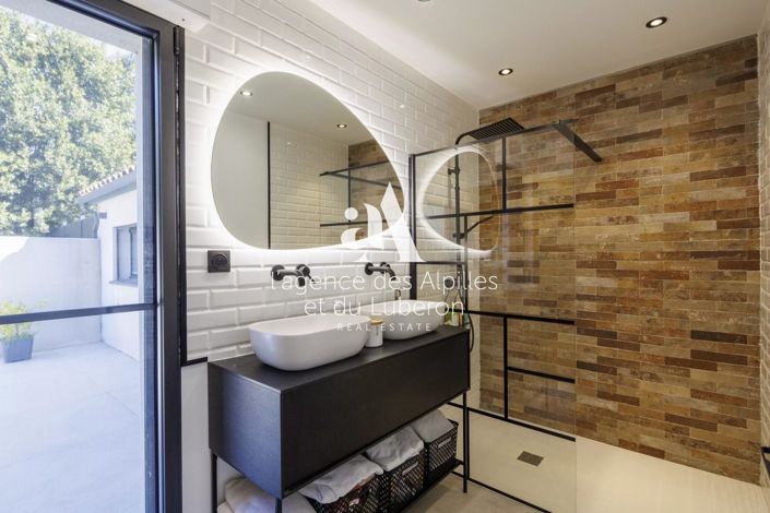 Image No.8-8 Bed House for sale