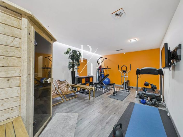 Image No.8-5 Bed House for sale