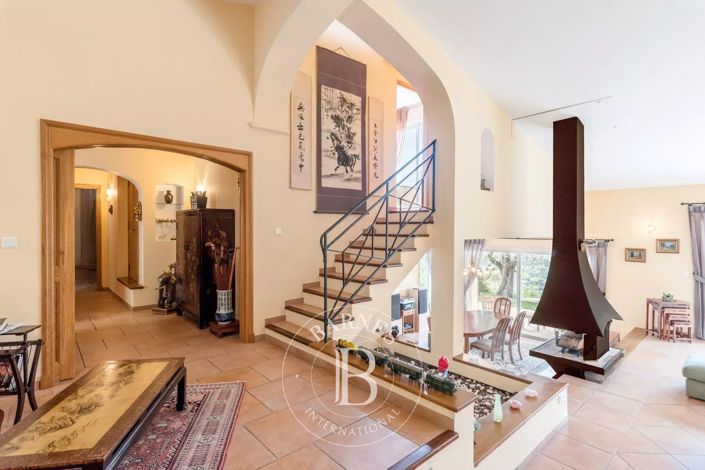 Image No.11-5 Bed House for sale