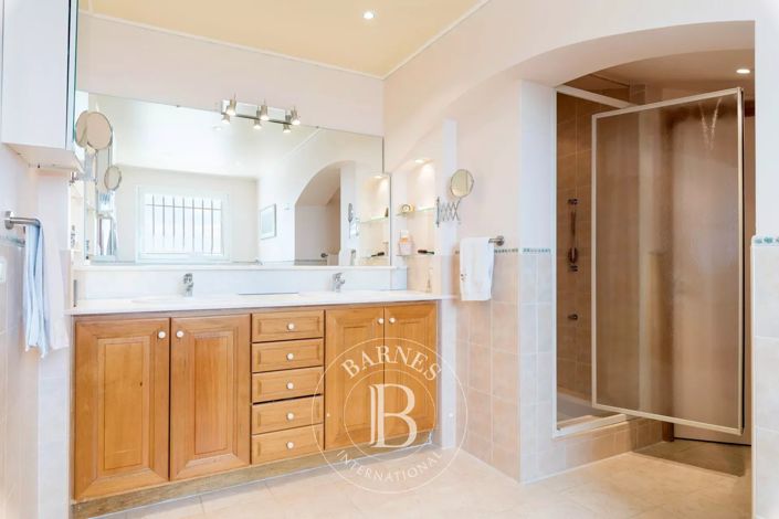 Image No.17-5 Bed House for sale