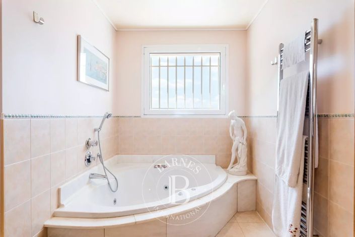 Image No.18-5 Bed House for sale