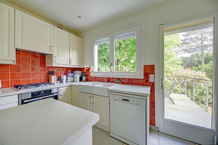 Image No.9-5 Bed Property for sale