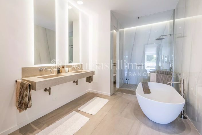 Image No.8-5 Bed House for sale