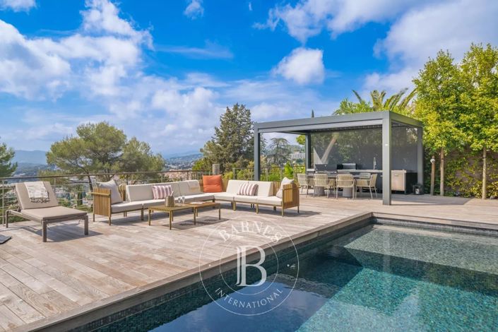 Image No.8-6 Bed House for sale