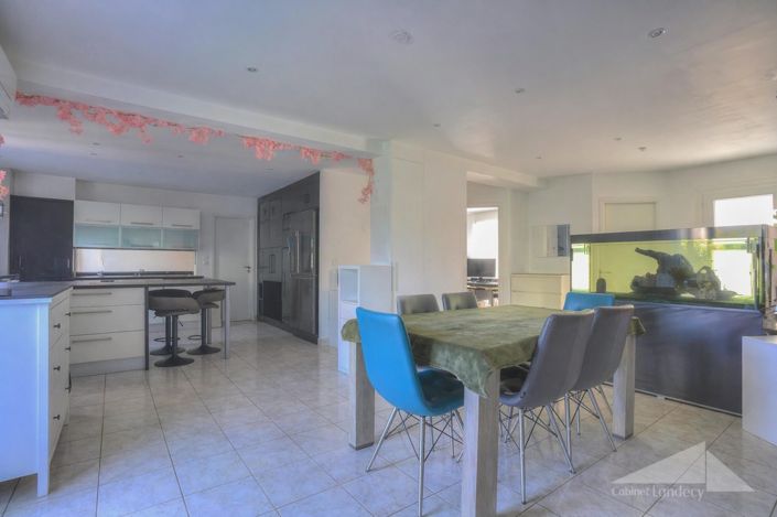 Image No.2-4 Bed House for sale