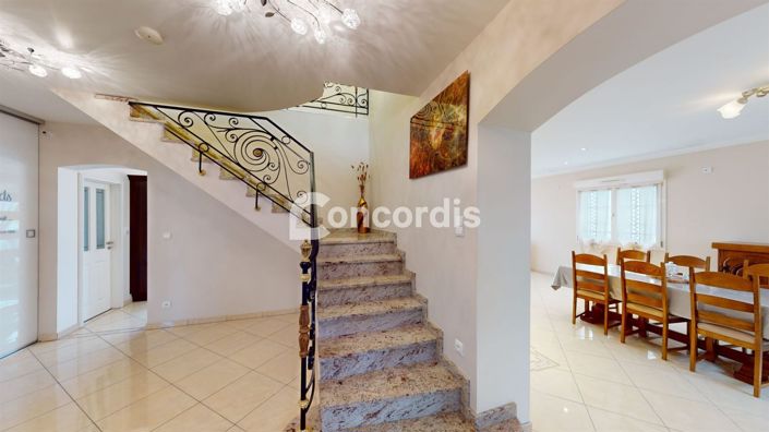 Image No.2-4 Bed Property for sale