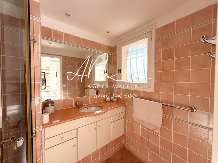 Image No.10-6 Bed House for sale