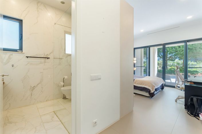 Image No.16-8 Bed House for sale