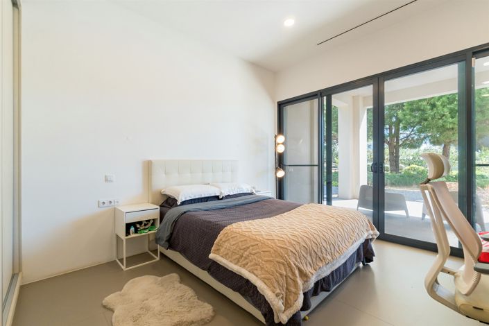Image No.17-8 Bed House for sale