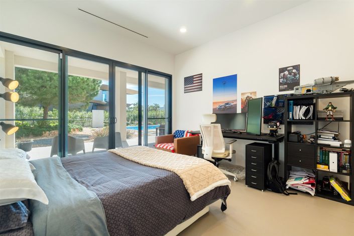 Image No.18-8 Bed House for sale