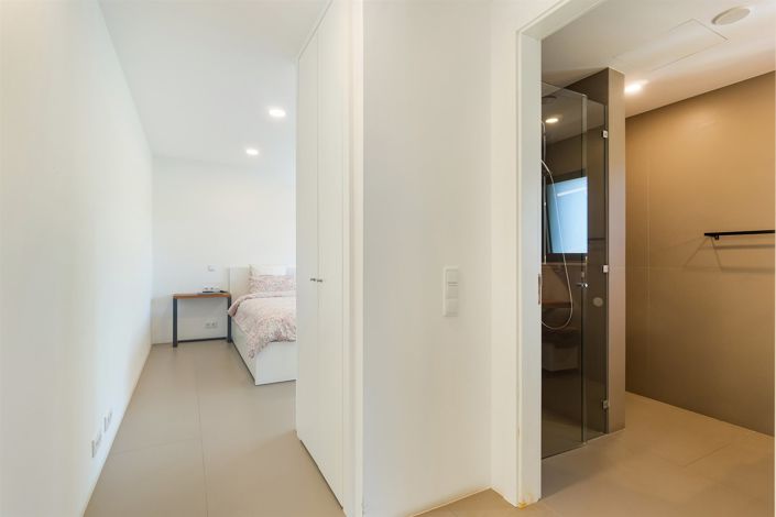Image No.22-8 Bed House for sale