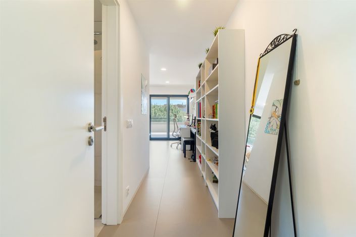 Image No.28-8 Bed House for sale