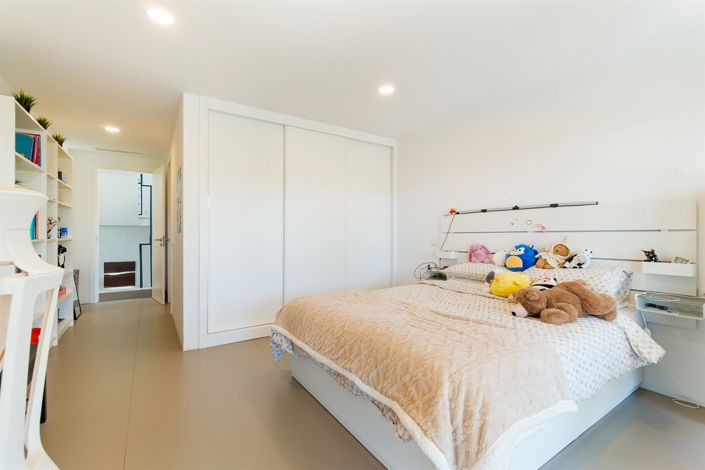 Image No.30-8 Bed House for sale