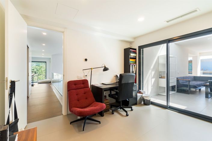 Image No.32-8 Bed House for sale