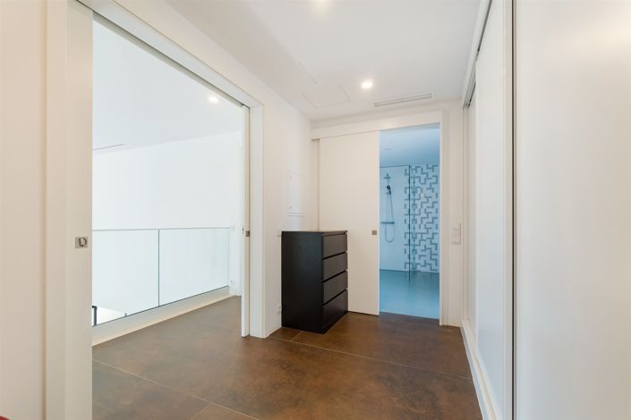 Image No.36-8 Bed House for sale