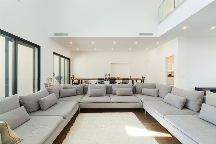 Image No.5-8 Bed House for sale