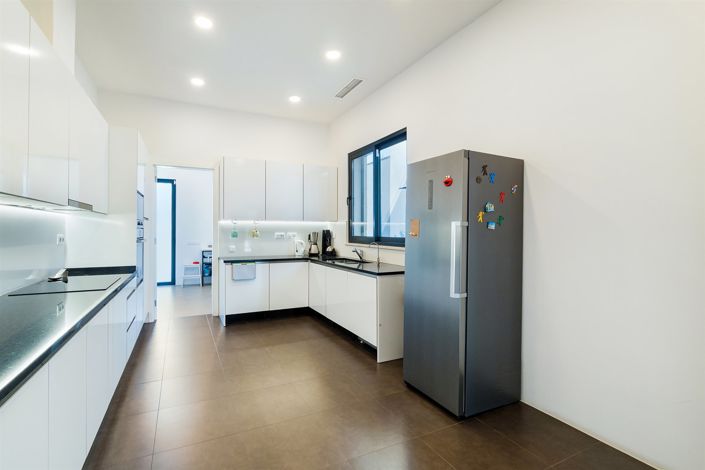 Image No.8-8 Bed House for sale