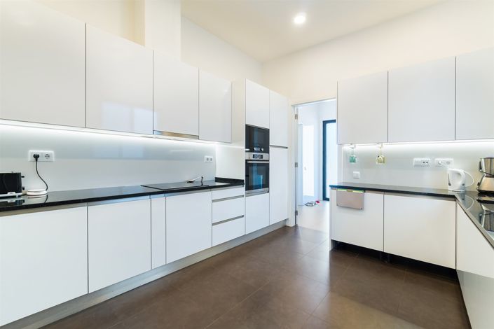 Image No.9-8 Bed House for sale