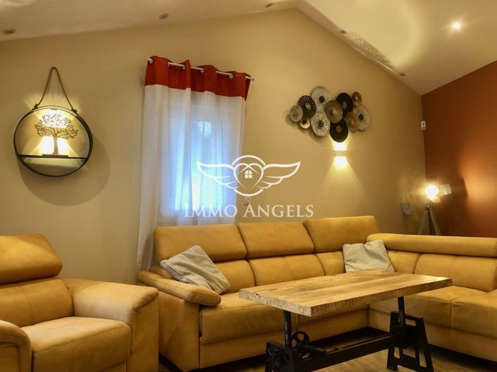 Image No.8-5 Bed House for sale