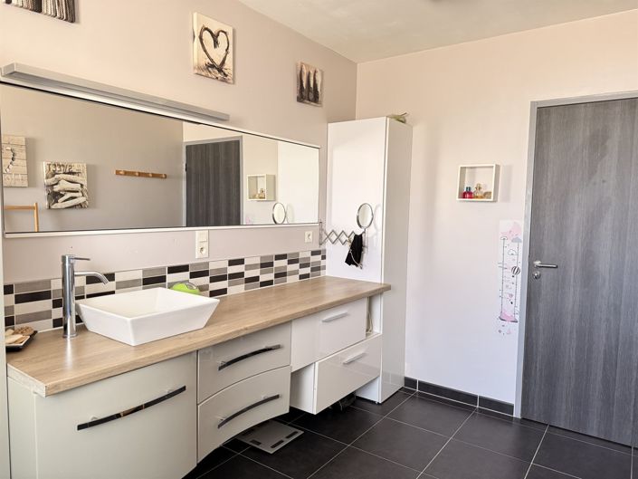 Image No.18-3 Bed House for sale