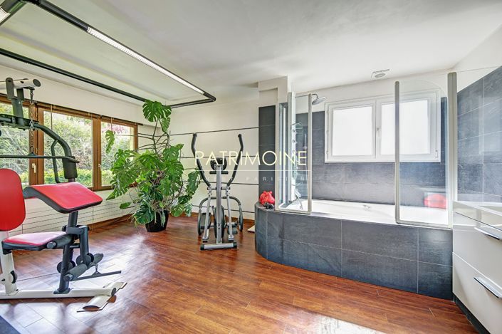 Image No.17-4 Bed Property for sale