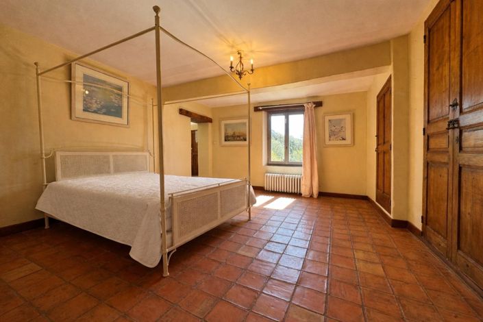 Image No.10-6 Bed Property for sale