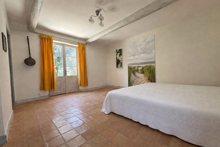 Image No.14-6 Bed Property for sale