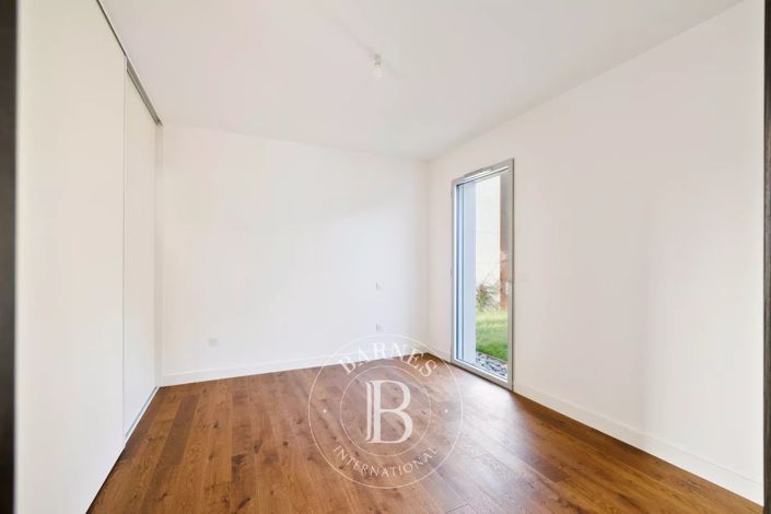 Image No.10-3 Bed House for sale