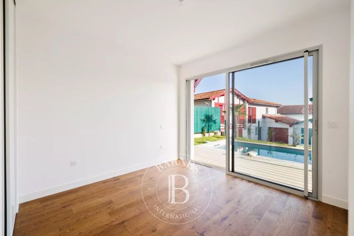Image No.8-3 Bed House for sale