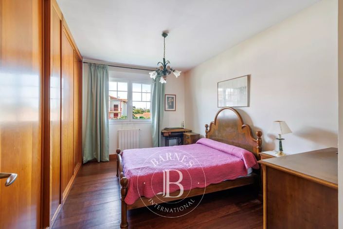 Image No.12-5 Bed House for sale
