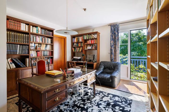 Image No.9-5 Bed House for sale