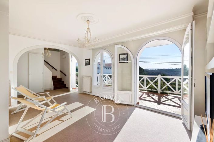Image No.8-4 Bed House for sale