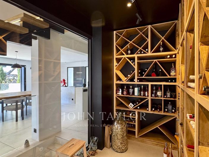 Image No.8-7 Bed House for sale