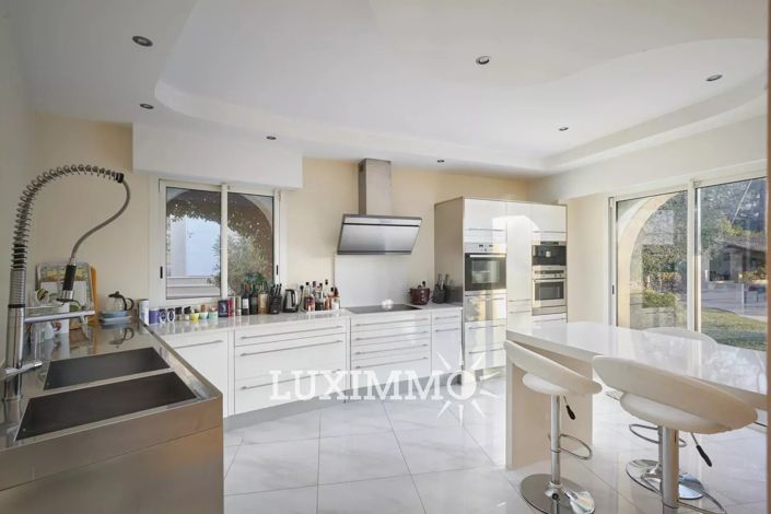 Image No.5-8 Bed House for sale