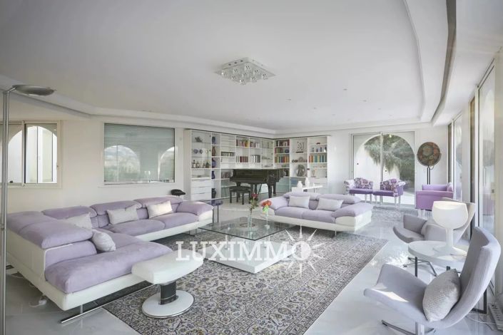 Image No.6-8 Bed House for sale
